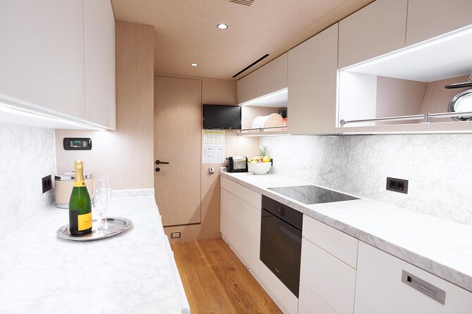 108 ft Neoprene Overmarine Yacht - The open bar and the role of the bartender