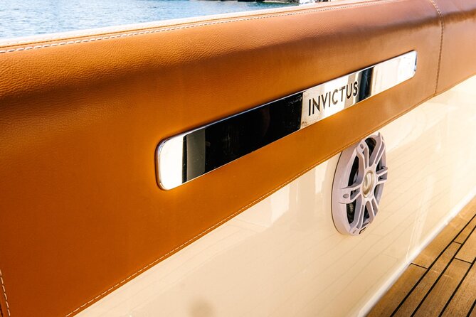 1H Luxury Cruise Como Lake Tender Yacht Invictus 9 Pax - What the guide and onboard service add