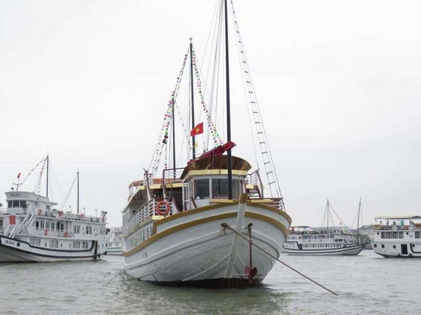 2-Day Peaceful in Bai Tu Long Bay with Luxury Cruise - Returning by a different route