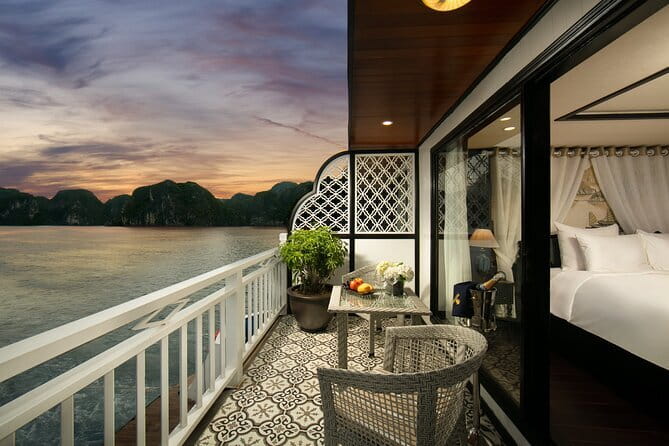 2 Days 1 Night Luxury Cruise Travel in Ha Long Bay - Lunch on the way into Halong Bay