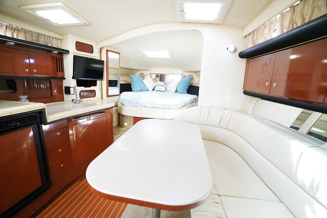 2 Hour Serenity and Scenery Yacht Cruise Miami - Champagne, ice, and your own playlist