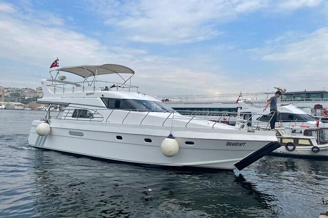 2 - Hours Bosphorus Yacht Cruise - Hagia Sophia and Topkapı Palace from the water