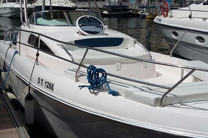 33ft. Yacht Rental on New Year's Eve around Dubai Palm - Key points before you book