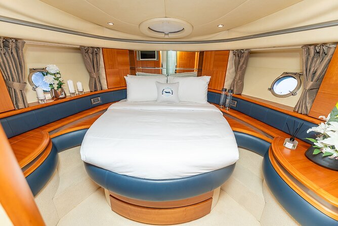 3hr Yacht- Palm Jumeirah with FREE Snacks and 30 Min Seabob - Meeting point and planning the day