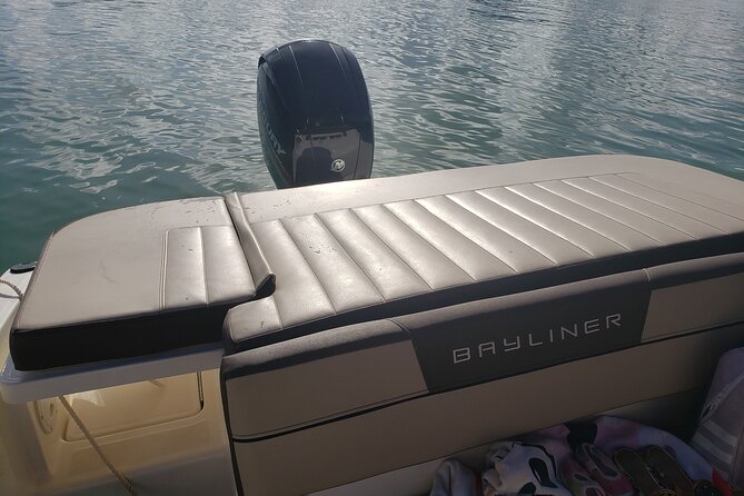 42 to 46 Ft Private Yacht Miami, rent for 2 our 4 hours, 12 ppl - A private boat day built around Miami’s skyline