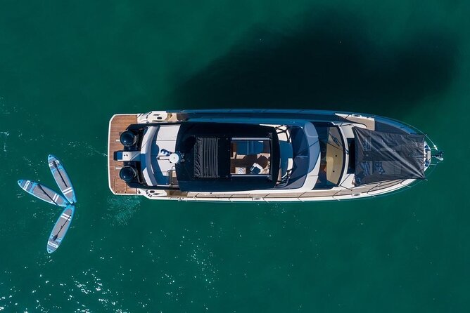 62ft Yacht Tour in Miami Beach with Captain Beneteau MC6 Fly - A yacht built for a private celebration
