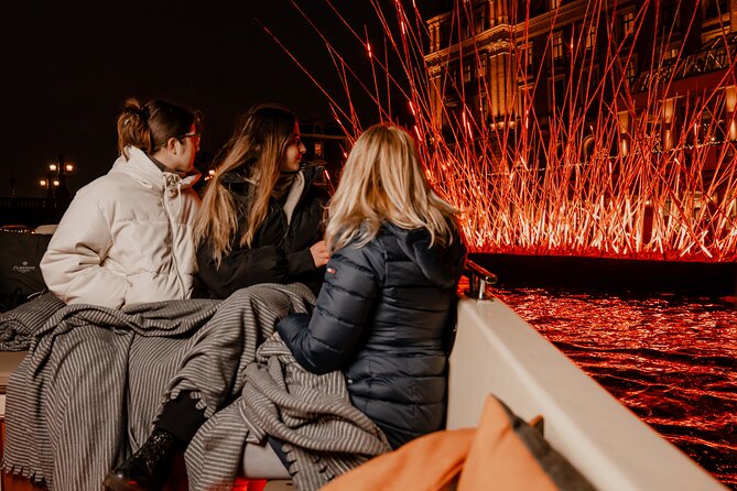 Amsterdam Light Festival: Canal Cruise + Bite & Unlimited Drinks - How this compares with seeing the festival on foot