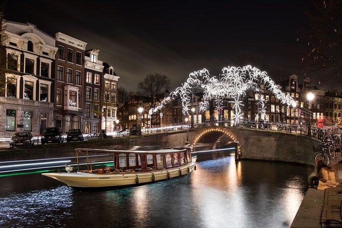 Amsterdam Light Festival: Canal Cruise + Snack & Unlimited Drinks - Snacks and drinks: useful, but check the package