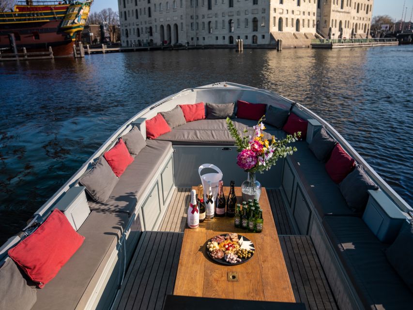 Amsterdam: Private Luxury Cruise with Pizza and Drinks - Finding the boat Roos near the Apple Store