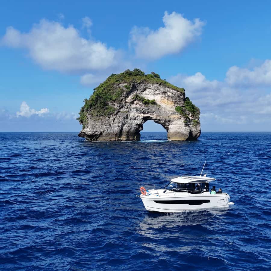 Bali: Private Yacht Snorkel at Manta Point & 2 Spots Penida - What the yacht adds to the day