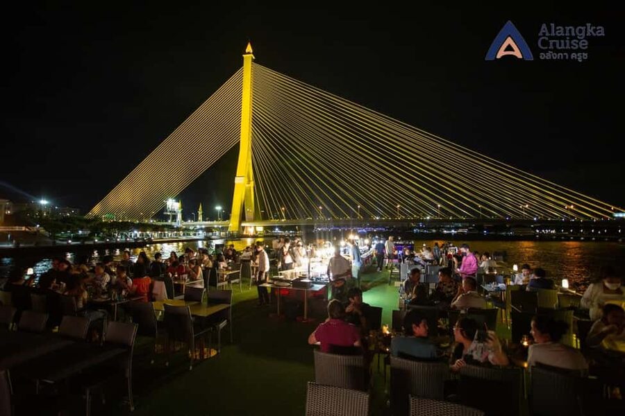 Bangkok: Alangka Luxury Cruise with Buffet and Live Music - What the international buffet is really like