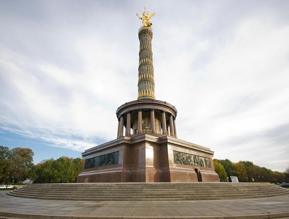 Berlin Boot Sightseeing Tour on Electric Private Yacht - A vintage yacht beside Berlin Cathedral