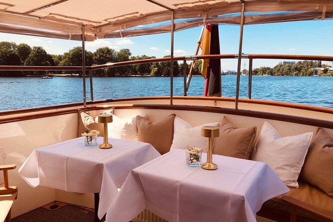 Berlin Boot Sightseeing Tour on Electric Private Yacht - How the quiet electric boat changes the ride