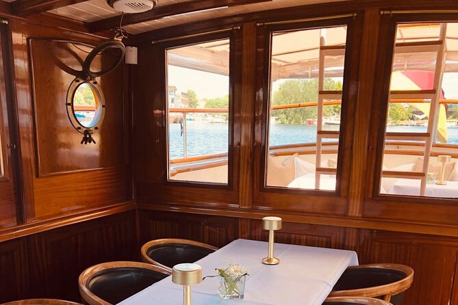 Berlin Boot Sightseeing Tour on Electric Private Yacht - Drinks, service, and the upper deck
