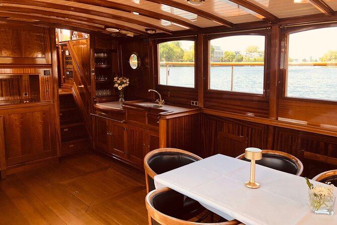 Berlin Boot Sightseeing Tour on Electric Private Yacht - Commentary and what you actually learn