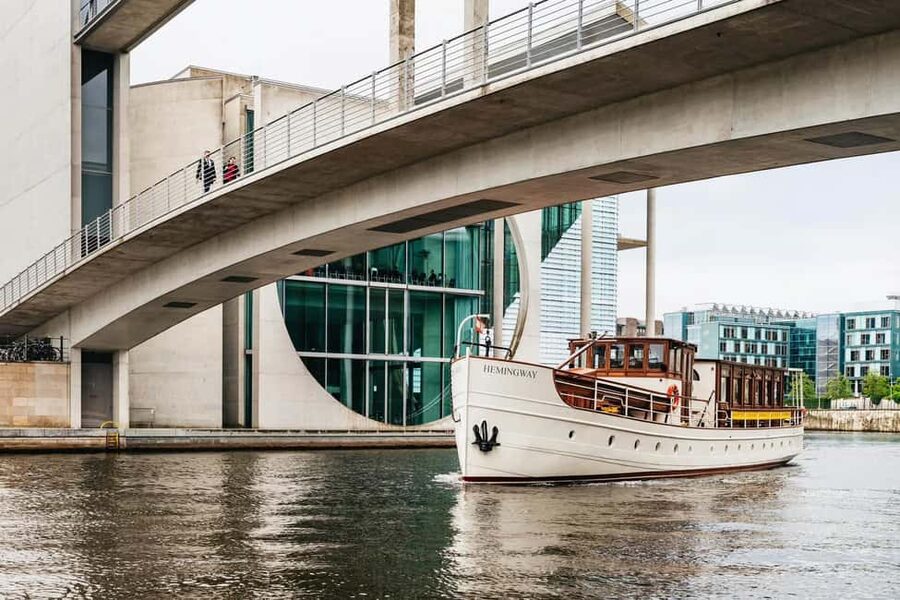 Berlin: Evening Yacht Cruise with Aperitif & Dinner Upgrade - Starting at Berlin Cathedral on the yellow jetty