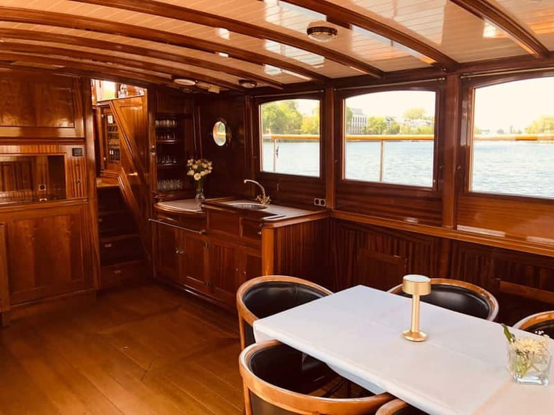 Berlin: Evening Yacht Cruise with Aperitif & Dinner Upgrade - Choosing the best place to sit