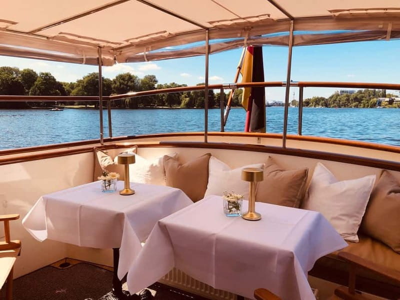 Berlin: Evening Yacht Cruise with Aperitif & Dinner Upgrade - Service, music, and comfort
