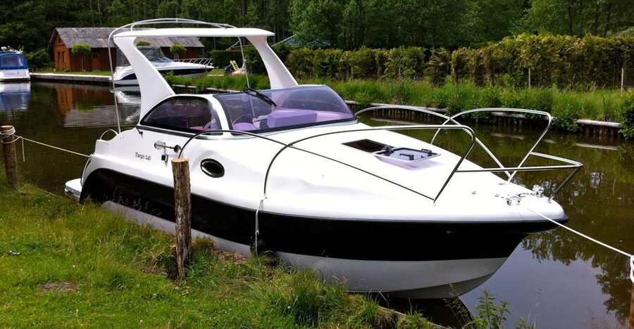 Berlin:Guided South Berlin Yacht Tour with Swim Stop (relax) - Swimming from the boat