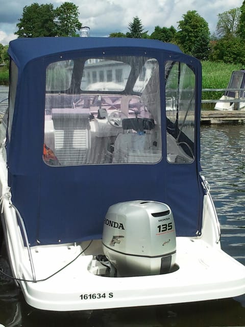 Berlin:Guided South Berlin Yacht Tour with Swim Stop (relax) - How the $188 price works out
