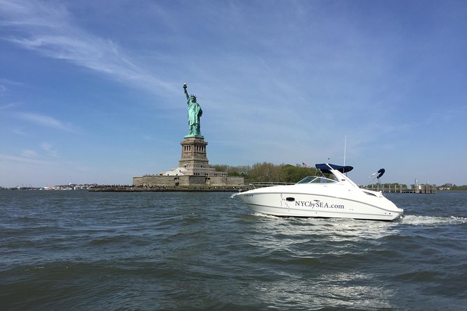Best Private Luxury Daytime Boat Tour in New York City - 2 Hour - Getting close to the Statue of Liberty