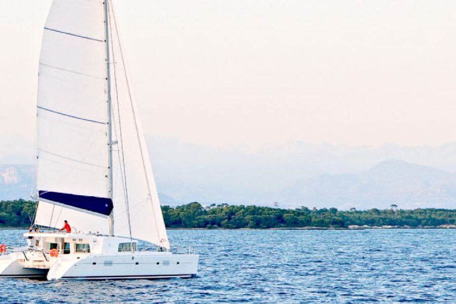 Big Island: Luxury Catamaran Trip along the Kona Coast - Pawai Bay, sea caves, arches, and swim-throughs