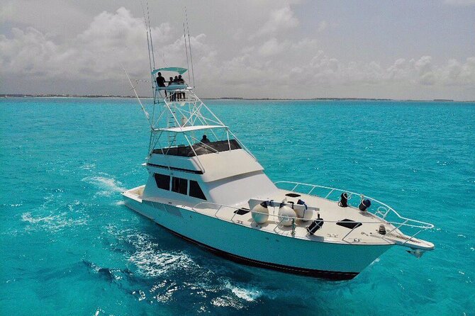 Biggest Luxury Yacht Boat Best in Cancun up to 28 pax - Cruising Across Cancún’s Turquoise Water