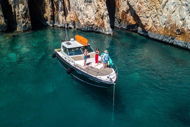 Blue & Green cave tour with yacht from town Hvar - Entering Biševo’s Blue Cave