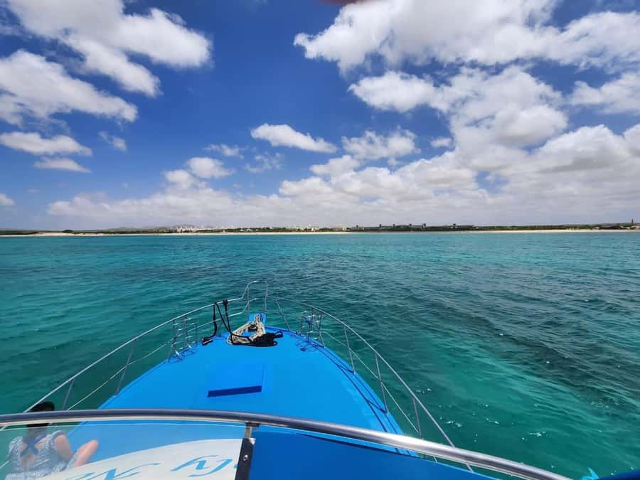 Boa Vista: Motoryacht Trip with Fishing, Snorkel, Beach BBQ - The crew, languages, and group feel