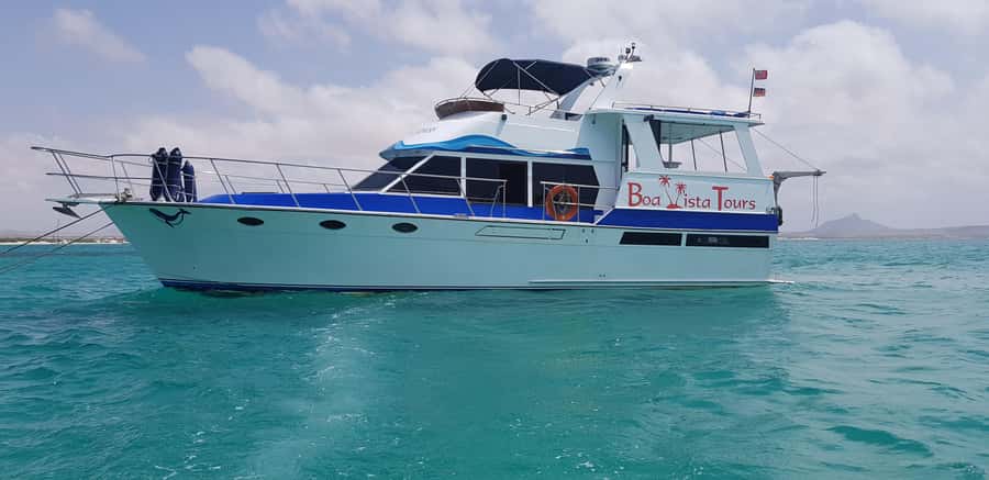 Boa Vista: Motoryacht Trip with Fishing, Snorkel, Beach BBQ - Cruising through the Bay of Chaves