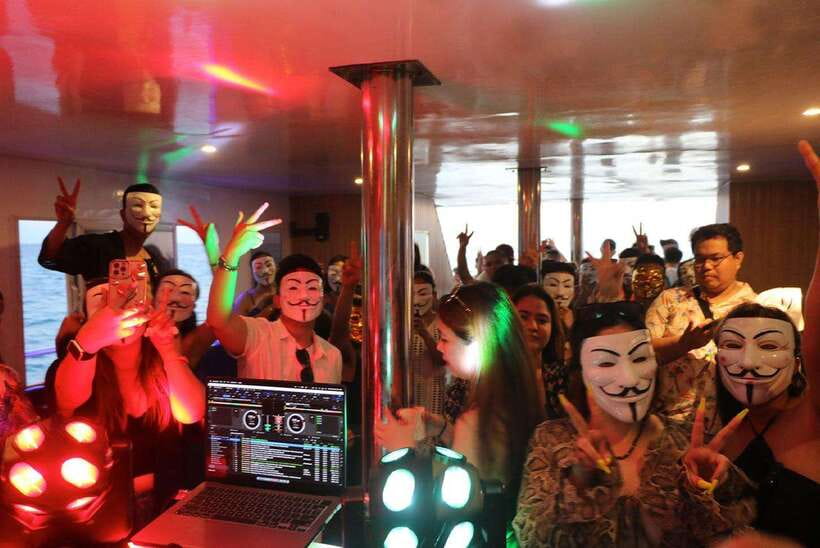 Boracay: Ultimate Party Cruise aboard the Andy World Yacht - The yacht, the music, and the changing mood