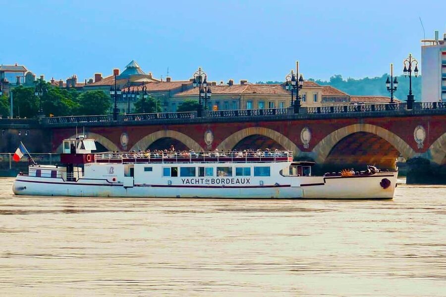Bordeaux: Garonne River Yacht Cruise with Brunch - A 1950s yacht with room to spread out