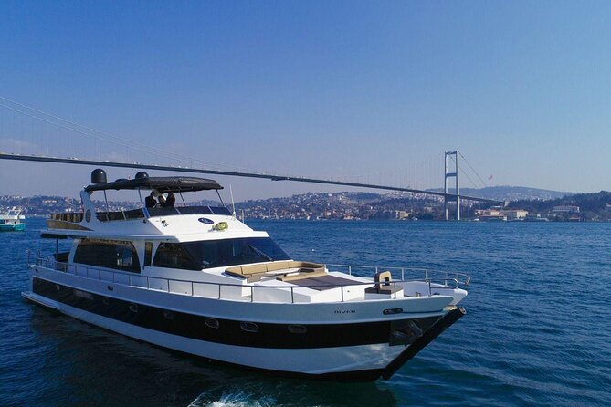 Bosphorus Night Cruise on the Luxury Yacht - Küçüksu and Beylerbeyi, two different palace views