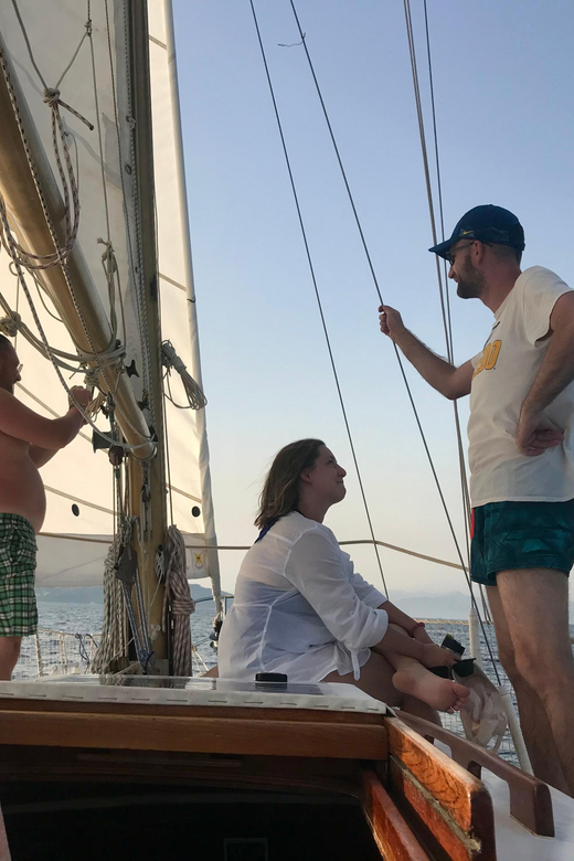 Bretagne Brest : Private Sailing charter Mer d’Iroise - Learning the ropes with Jeremy and Tiffan