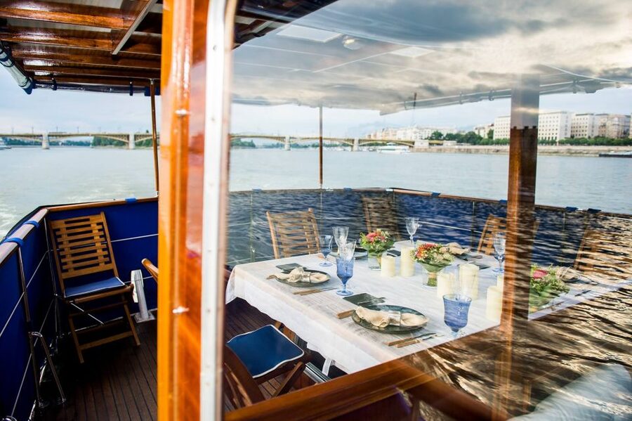 Budapest: Private Danube Yacht Cruise with Welcome Drink - North to Margaret Island, then back through the city