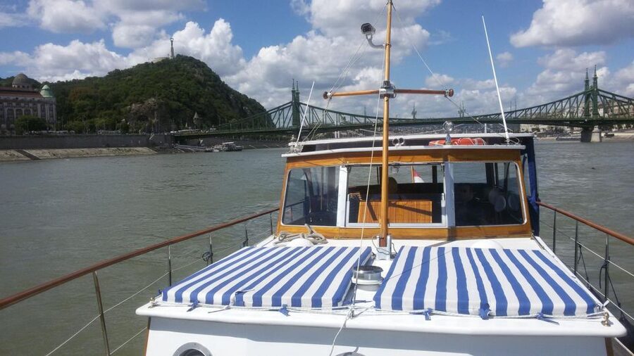 Budapest: Private Danube Yacht Cruise with Welcome Drink - The central hour: Parliament, bridges, and Buda Castle