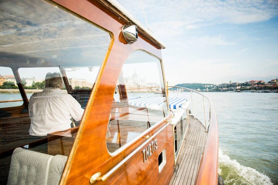 Budapest: Private Danube Yacht Cruise with Welcome Drink - The best departure time is about 30 minutes before sunset