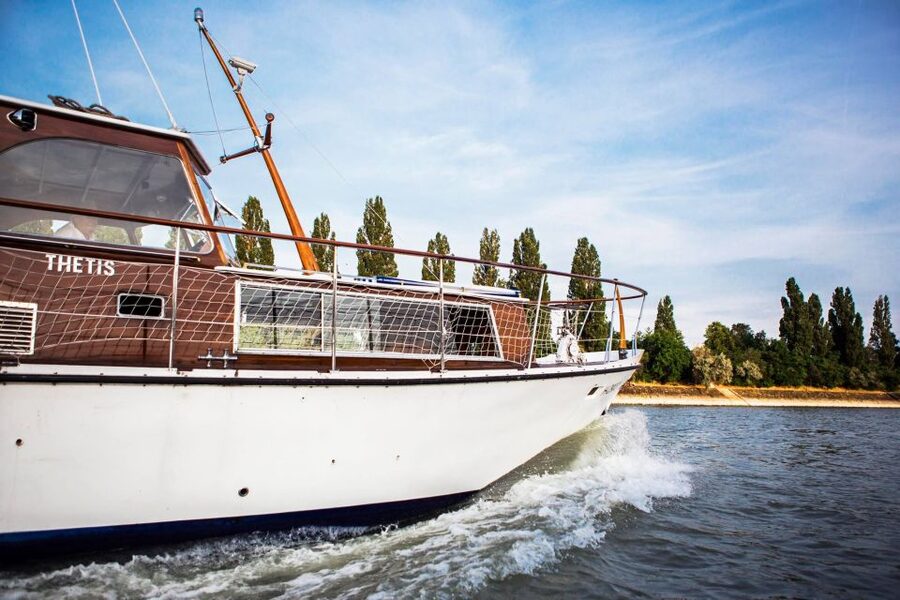 Budapest: Private Danube Yacht Cruise with Welcome Drink - Food, drinks, and the difference between included and optional