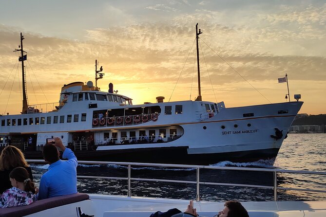 Budget Evening Cruise: Dinner, Live Shows & Party - Dinner, tea, and what to expect on the table