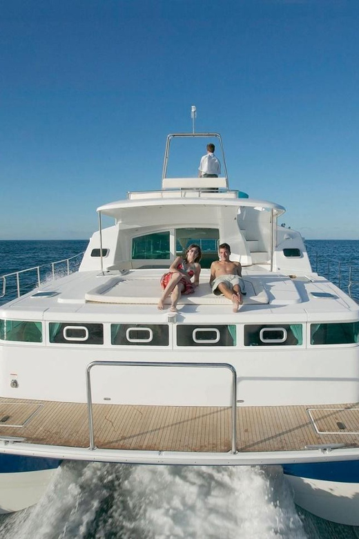 Busan: Group Sightseeing Yacht Cruise with Snacks and Drinks - Photos that make the trip easier for couples and solo visitors