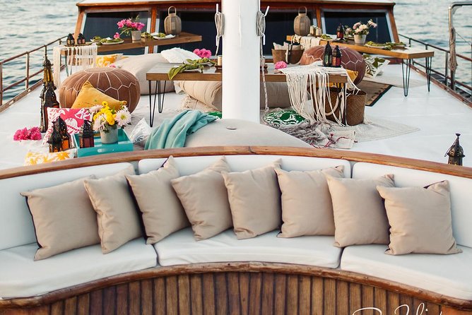 Cabo San Lucas Luxury Sailing Yacht and Dinner with a Chef - Meeting point and timing deserve extra care