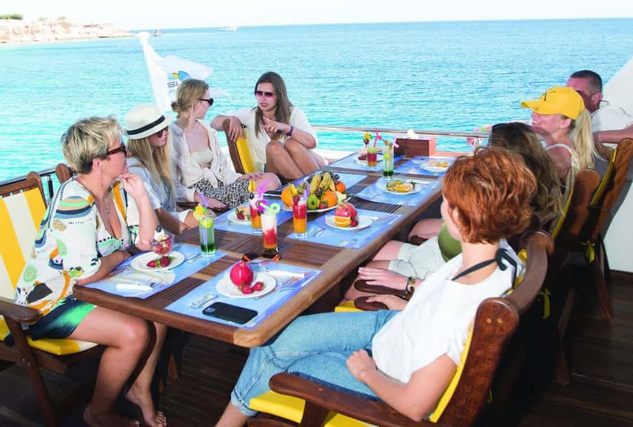 Cairo to Red Sea: VIP Yacht Cruise, Snorkeling & Lunch - Lunch on the yacht