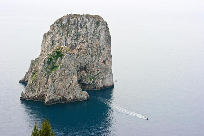 Capri: discover the beauties of the island aboard a Luxury Boat - Key points at a glance