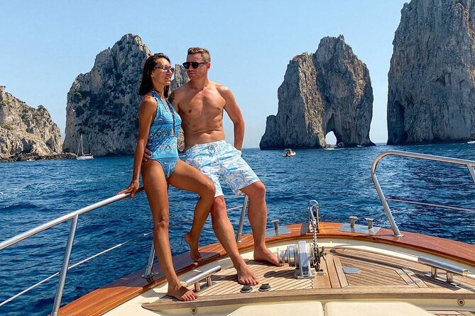 Capri: discover the beauties of the island aboard a Luxury Boat - Passing the Li Galli islands by boat