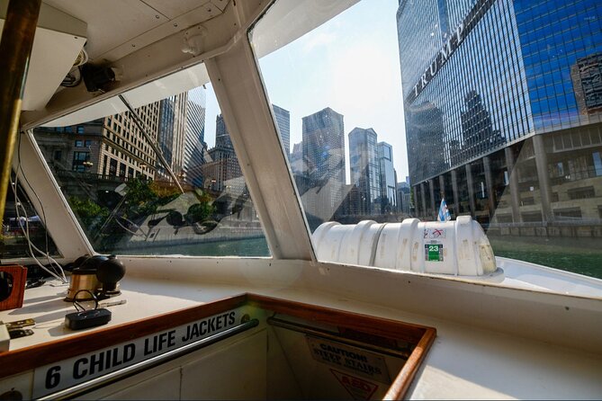 Chicago River Architecture Tour Aboard a Historic Yacht - The Chicago River: about 50 buildings in 30 minutes