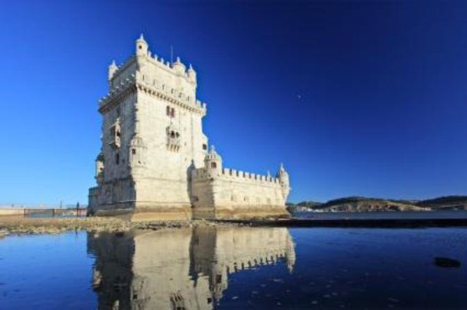 Classic Yacht Experience in Lisbon with portuguese wine - Why the Tagus is the star of this Lisbon outing