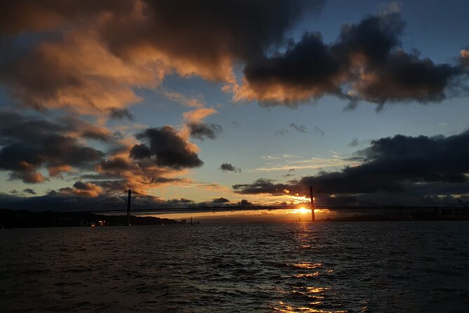 Classic Yacht Experience in Lisbon with portuguese wine - Cristo Rei and the return toward downtown