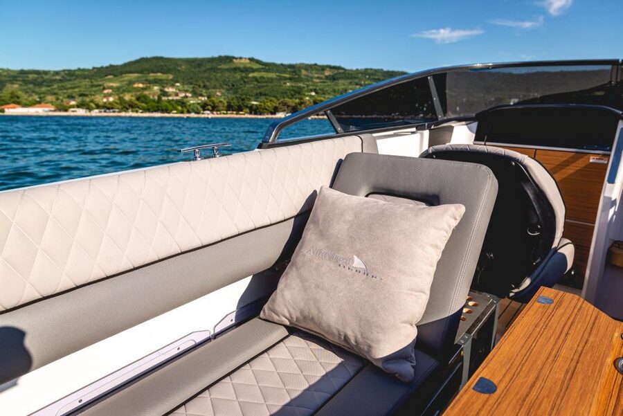 Como: Luxury Boat Tour on Lake Como - Como and the first views across the water