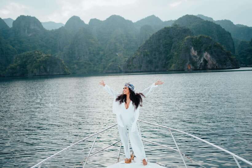 Coron: Private Island-Hopping Tour on a Yacht or Speedboat - Barracuda Lake and its unusual water