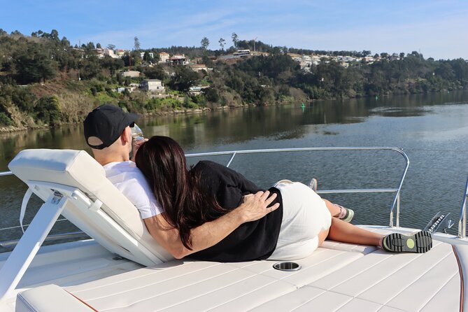 Douro Tour on a Private Yacht in Porto - Pausing between Ribeira de Gaia and Ribeira do Porto